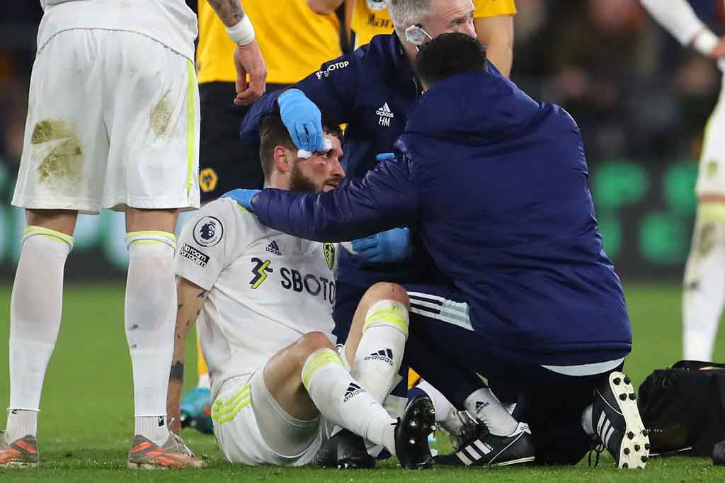 Leeds kemudian harus kehilangan Diego Llorente yang tertatih-tatih karena cedera, sementara rekannya Mateusz Klich dipaksa keluar dari pertandingan karena gegar otak sebelum turun minum setelah berbenturan dengan pemain lawan.