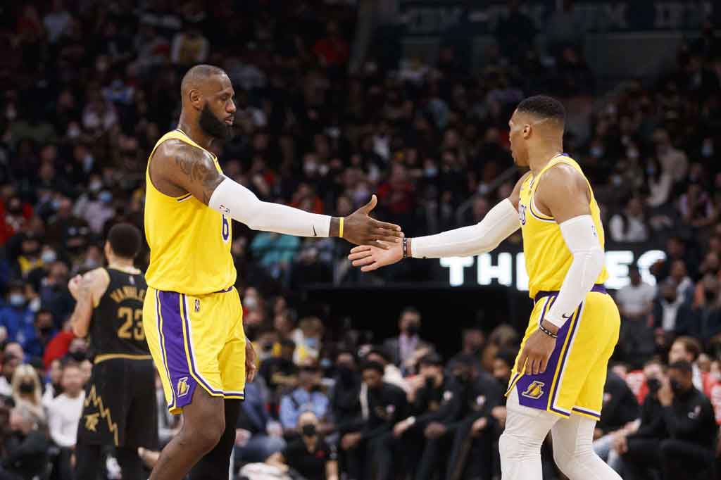  Los Angeles Lakers akhirnya merasakan lagi kemenangan dalam laga tandang seusai mengatasi Toronto Raptors 128-123 lat laga overtime dalam pertandingan NBA di Scotiabank Arena, Ontario, Kanada, Sabtu, 19 Maret 2022 WIB.