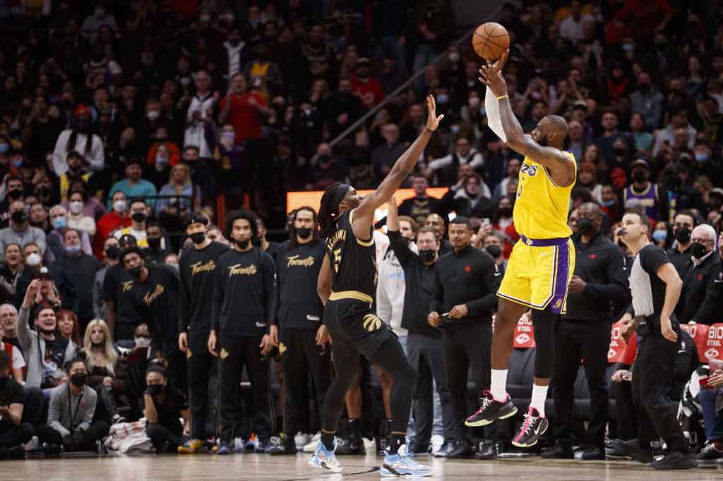 Megabintang LeBron James masih jadi penampil terbaik Lakers dengan catatan 36 poin, sembilan rebound, dan tujuh assist demi membantu timnya meraih kemenangan pertama dalam 12 gim tandang.