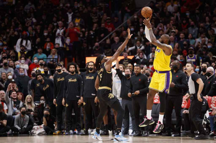 Megabintang LeBron James masih jadi penampil terbaik Lakers dengan catatan 36 poin, sembilan rebound, dan tujuh assist demi membantu timnya meraih kemenangan pertama dalam 12 gim tandang.