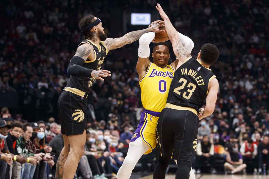 Sementara Russell Westbrook membantu lewat 22 poin, 10 rebound, dan 10 assist, yang membuatnya mencapai triganda lagi untuk pertama kalinya sejak gim penutup pada 2021 lalu.