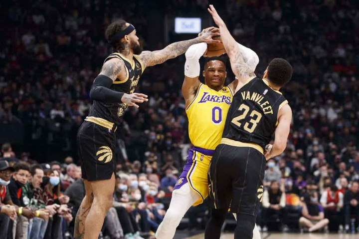 Sementara Russell Westbrook membantu lewat 22 poin, 10 rebound, dan 10 assist, yang membuatnya mencapai triganda lagi untuk pertama kalinya sejak gim penutup pada 2021 lalu.