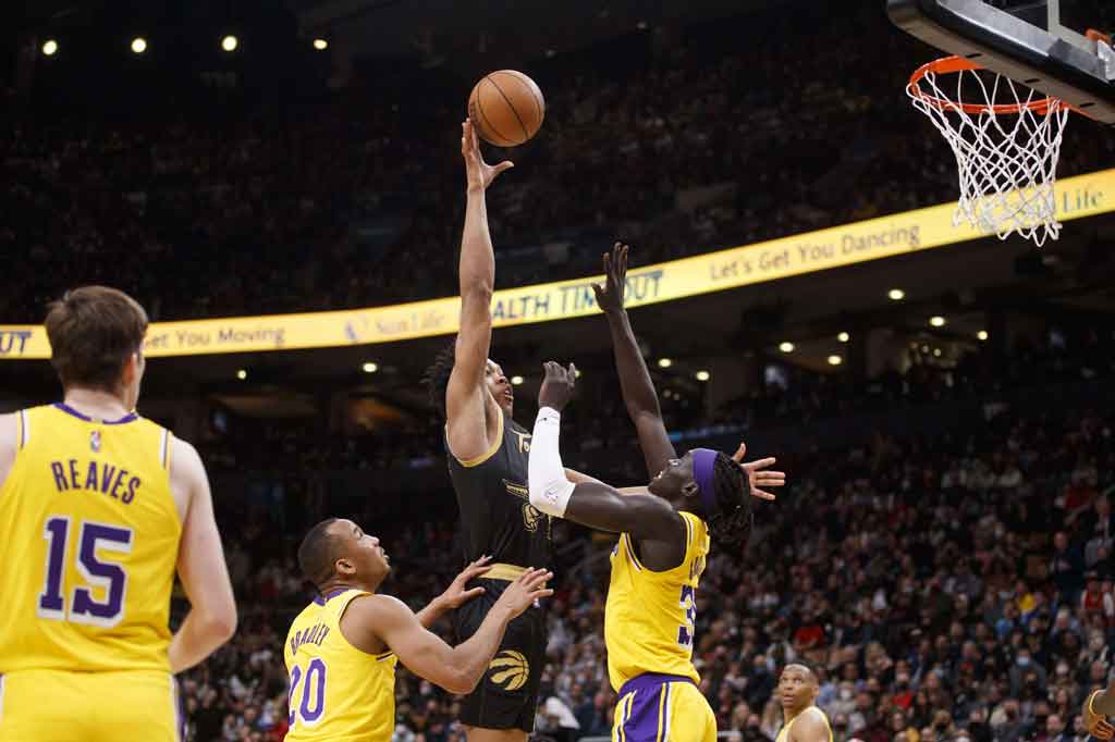 Scottie Barnes meraup dwiganda dominan 31 poin dan 17 rebound disertai enam assist yang membuat debutan Raptors itu semakin menguatkan posisinya dalam persaingan Rookie of The Year.