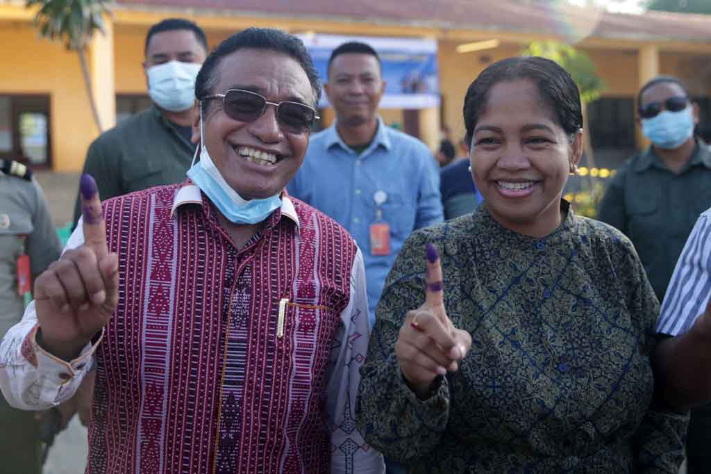 Presiden petahana Timor Leste Francisco Guterres yang dikenal sebagai Lu'Olo dan Ibu Negara Cidalia Lopes Guterres memberi isyarat setelah memberikan suara mereka dalam pemilihan presiden di Dili pada 19 Maret 2022.