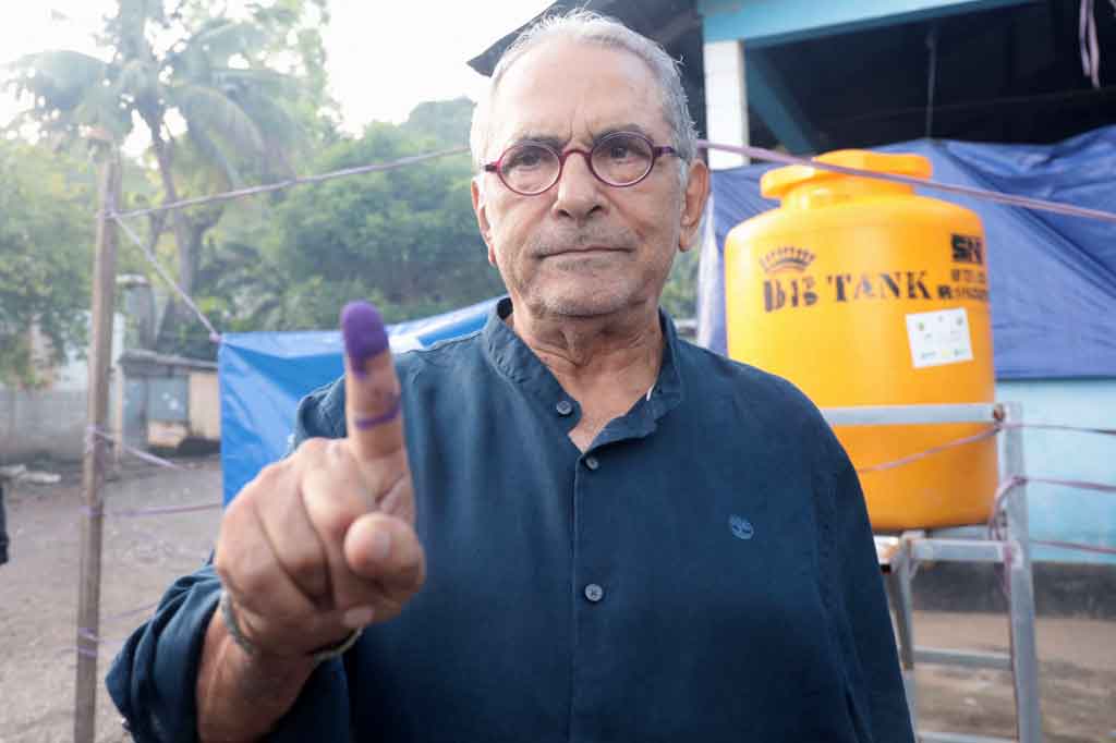 Calon presiden Ramos Horta menunjukkan jarinya yang telah dicelupkan ke tinta setelah memberikan suaranya dalam pemilihan presiden di Dili.