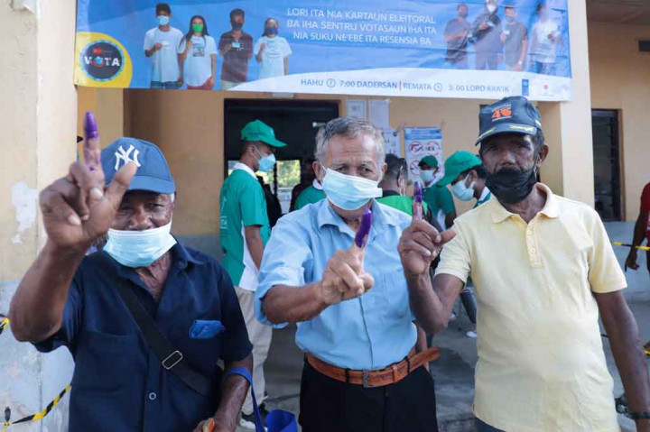 Warga Timor Leste mengantre di tempat pemungutan suara untuk memilih presiden baru, Sabtu, 19 Naret 2022, berharap pemilihan paling kompetitif dalam sejarah negara termuda di Asia Tenggara itu akan mengakhiri kebuntuan politik yang berlarut-larut.