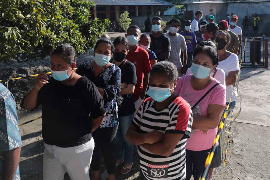 Para pemilih berbaris di luar tempat pemungutan suara pada dini hari untuk memilih di antara 16 kandidat yang dipimpin oleh dua pahlawan revolusioner di petahana Francisco 'Lu-Olo' Guterres dan mantan presiden dan penerima Hadiah Nobel Perdamaian Jose Ramos-Horta.