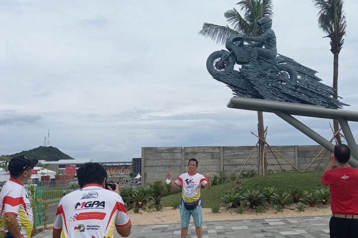 Seperti terlihat pada Sabtu, 19 Maret 2022. Warga antre bergiliran untuk berfoto dengan latar belakang patung Presiden Jokowi tersebut.