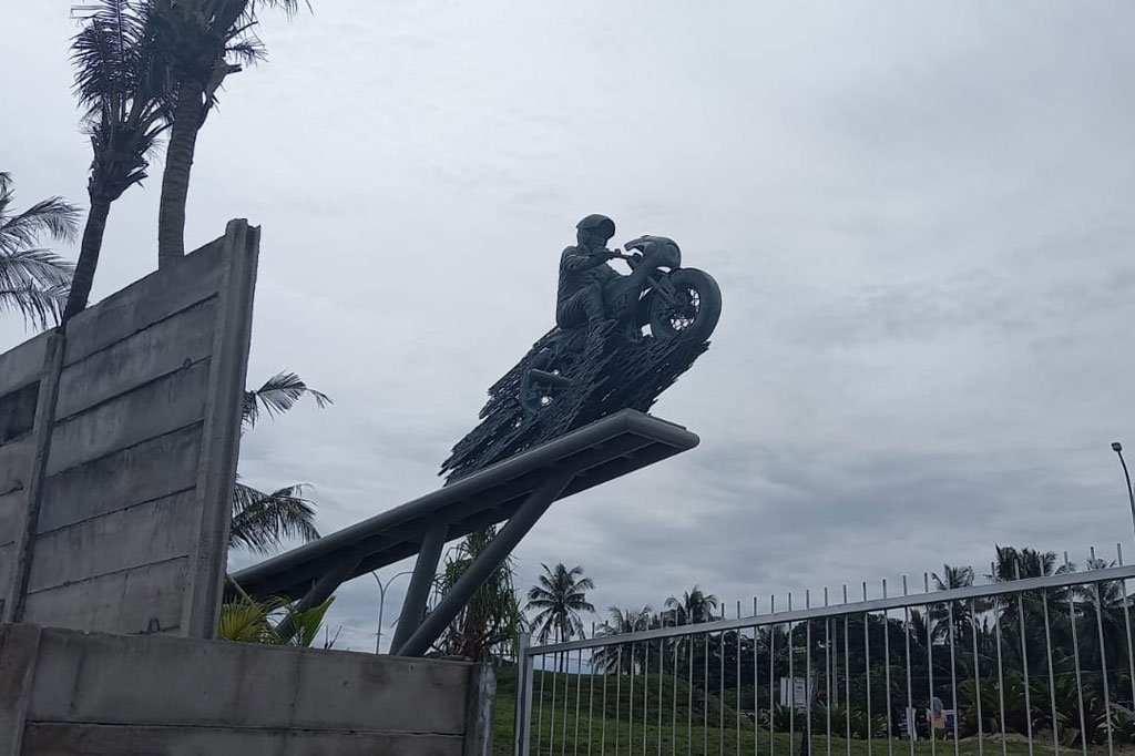 Patung Speed Jokowi yang menjadi ikon baru di Sirkuit Mandalika tersebut merupakan karya seniman patung Nyoman Nuarta. Patung memperlihatkan Presiden tengah mengendarai motor custom Kawasaki W175. 