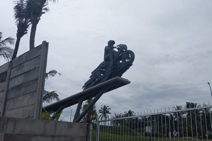 Patung Speed Jokowi yang menjadi ikon baru di Sirkuit Mandalika tersebut merupakan karya seniman patung Nyoman Nuarta. Patung memperlihatkan Presiden tengah mengendarai motor custom Kawasaki W175. 