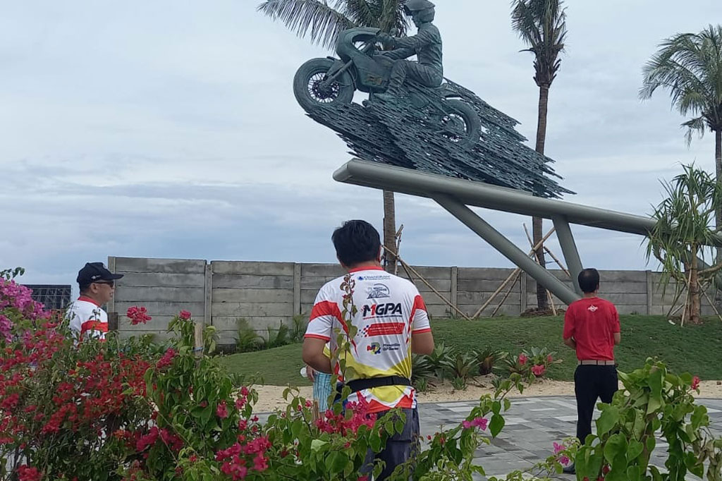 Patung Presiden Joko Widodo (Jokowi) yang tengah mengendarai motor custom telah terpasang di depan pintu masuk Sirkuit Mandalika, Lombok Tengah, NTB. Patung tersebut kini menjadi ikon titik foto bagi wisatawan maupun penonton MotoGP 2022 Mandalika.
