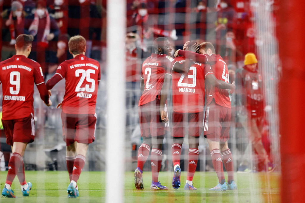 Gawang tim tamu yang dijaga Andreas Luthe kembali bobol di menit ke-25. Sepak pojok yang dilepaskan Joshua Kimmich dituntaskan Tanguy Nianzou dengan sundulan ke sudut kanan gawang. Luthe sudah berusaha menepisnya, namun bola tetap masuk.
