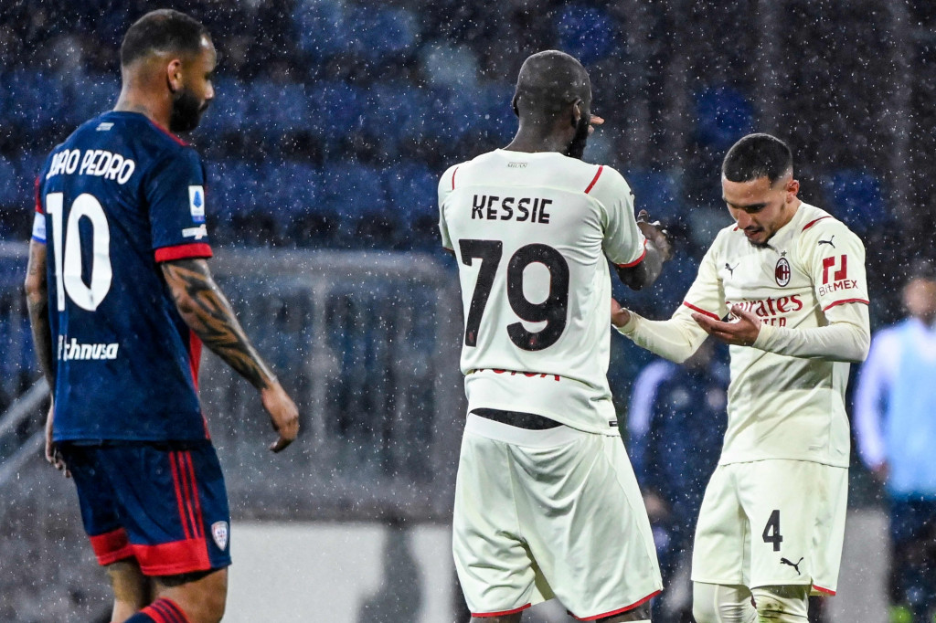 AC Milan mengalahkan Cagliari pada lanjutan Serie A di Sardegna Arena, Minggu, 20 Maret 2022, dini hari WIB. Gol tunggal Ismael Bennacer jadi penentu kemenangan Milan.