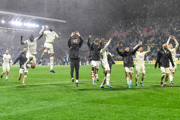 Kemenangan 1-0 di markas Cagliari membuat Milan semakin bisa menjauh dari kejaran Napoli. Mereka barada di puncak klasemen dengan 66 angka unggul tiga angka dari Il Partenopei di posisi kedua.