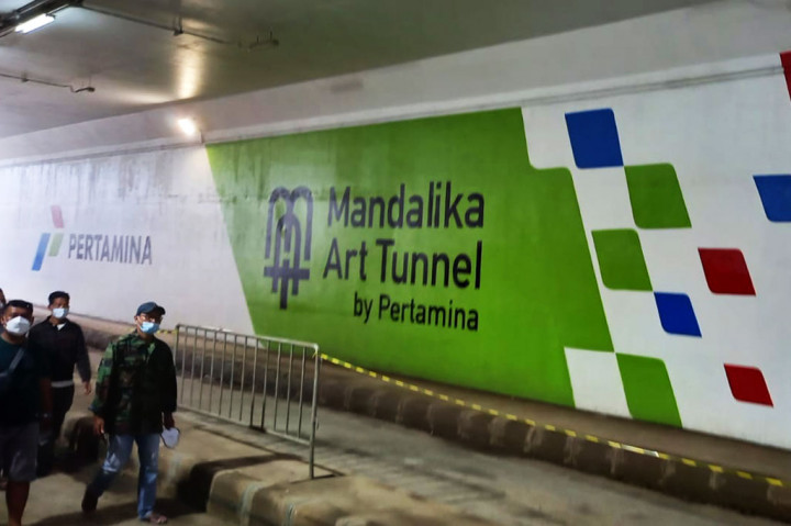 PT Pertamina (Persero) dan komunitas grafiti Gardu House menghadirkan karya grafiti art tunnel yang mewarnai terowongan seluas 1.935 meter persegi, yang menjadi penghubung ke arena balapan MotoGP Mandalika.