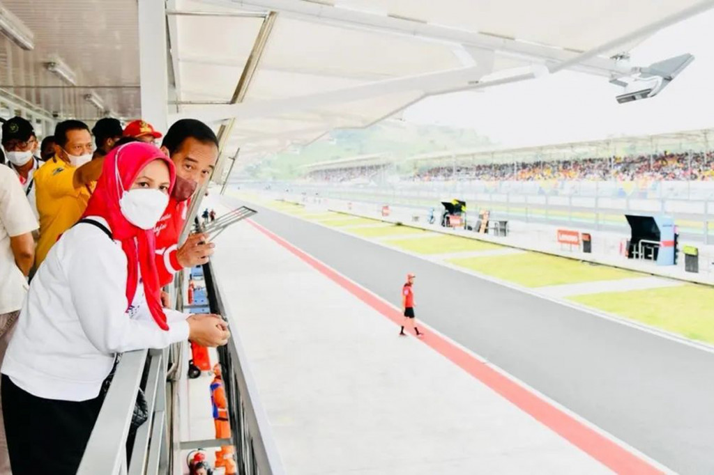 Presiden Joko Widodo dan Ibu Iriana Joko Widodo saat tiba di sirkuit Mandalika untuk menyaksikan MotoGP Mandalika.