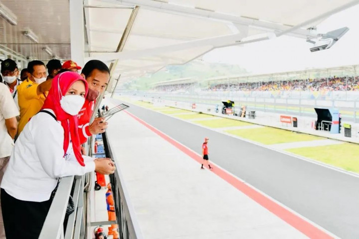 Presiden Joko Widodo dan Ibu Iriana Joko Widodo saat tiba di sirkuit Mandalika untuk menyaksikan MotoGP Mandalika.