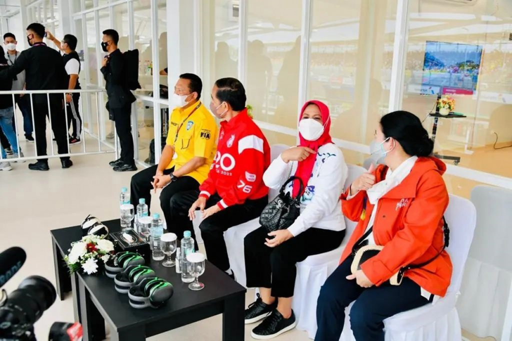Tampak hadir antara lain Ketua MPR RI Bambang Soesatyo, Ketua DPR RI Puan Maharani, Sekretaris Kabinet Pramono Anung beserta sejumlah Menteri Kabinet Indonesia Maju, dan Gubernur NTB Zulkieflimansyah.