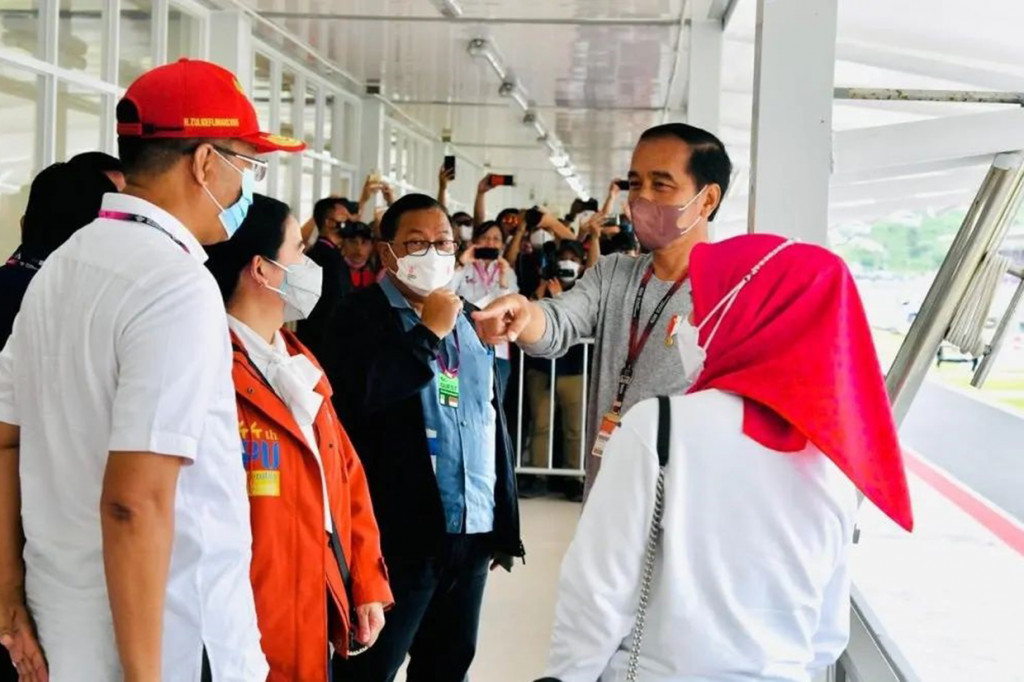 Presiden Joko Widodo dan Ibu Iriana Joko Widodo tiba di sirkuit Mandalika untuk menyaksikan MotoGP Mandalika. Jokowi tiba dengan protokol lengkap sekitar pukul 13.00 WIB.