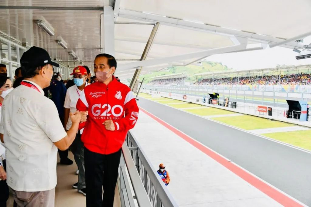 Jokowi disambut Hadi Tjahjanto selaku Komandan Lapangan MotoGP Mandalika. Presiden kemudian menuju Royal Box dan menyapa penonton yang ada di tribun.