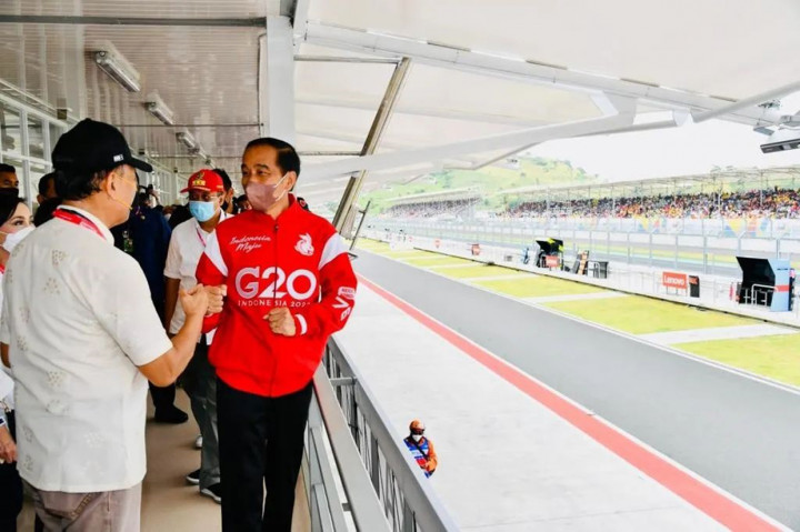 Jokowi disambut Hadi Tjahjanto selaku Komandan Lapangan MotoGP Mandalika. Presiden kemudian menuju Royal Box dan menyapa penonton yang ada di tribun.