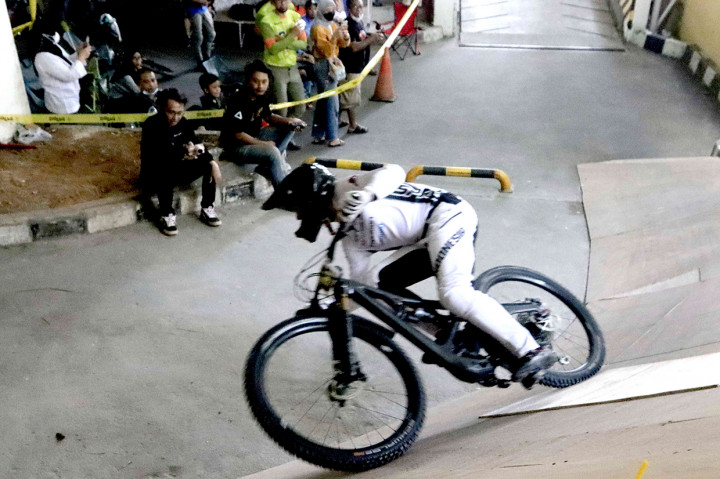 Pembalap sepeda gunung Raiden Raga melewati rintangan pada babak final pertandingan Downmall Road to Rolling Jam di Icon Walk Mall, Tangerang, Banten, Minggu, 20 Maret 2022.