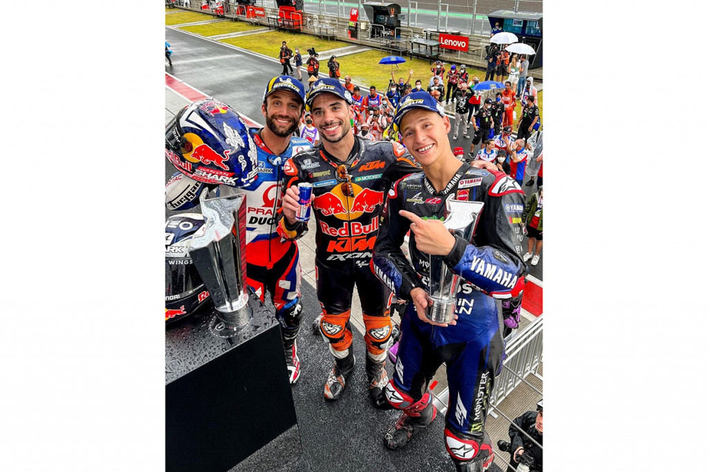 Pebalap asal Portugal itu naik podium MotoGP Mandalika 2022 ditemani oleh Fabio Quartararo (Monster Energy Yamaha) dan Johann Zarco (Pramac Racing Ducati).