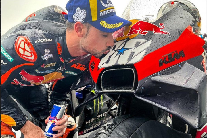 Pebalap Red Bull KTM, Miguel Oliveira, sukses menjadi pemenang balapan MotoGP Mandalika atau MotoGP Indonesia 2022.