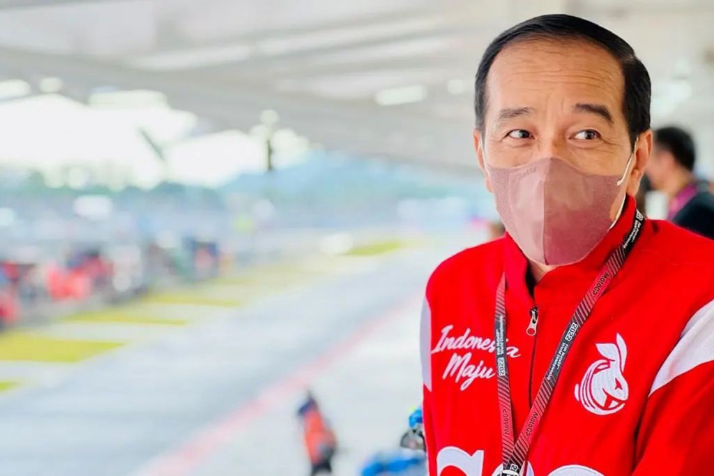 Jokowi juga akan menyerahkan langsung piala bagi juara di ajang balap motor ini.