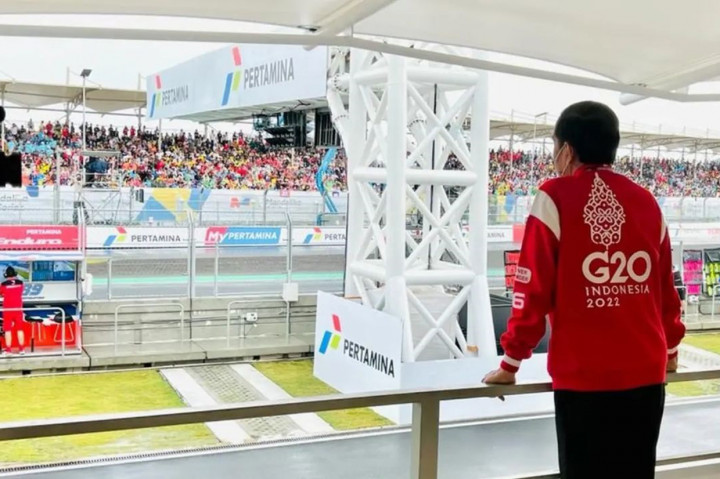 Presiden Joko Widodo dan Ibu Negara Iriana Jokowi menyaksikan dimulainya balapan MotoGP di Sirkuit Mandalika, Minggu, 20 Maret 2022.