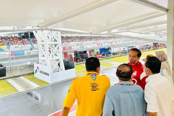 Para Menteri Kabinet Indonesia Maju antara lain Sekretaris Kabinet Pramono Anung, Menteri BUMN Erick Thohir, Menteri Pariwisata Sandiaga Uno dan juga Ketua MPR dan Ketua DPR turut menyaksikan balapan.