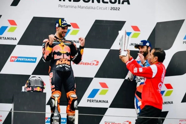 Pembalap tim Red Bull KTM Miguel Oliveira menerima trofi juara Grand Prix Indonesia dari tangan Presiden Joko Widodo.