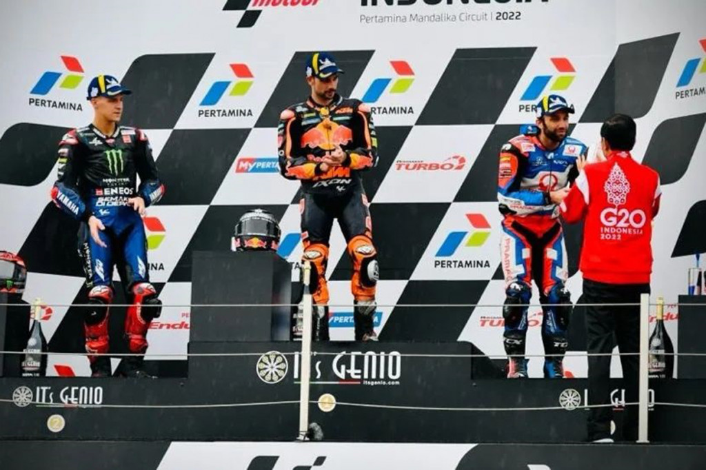 Selain Oliveira, Presiden Jokowi juga menyerahkan trofi kepada dua penghuni podium lainnya yakni juara dunia dari tim Monster Energy Yamaha Fabio Quartararo dan pembalap Ducati Lenovo Jack Miller.