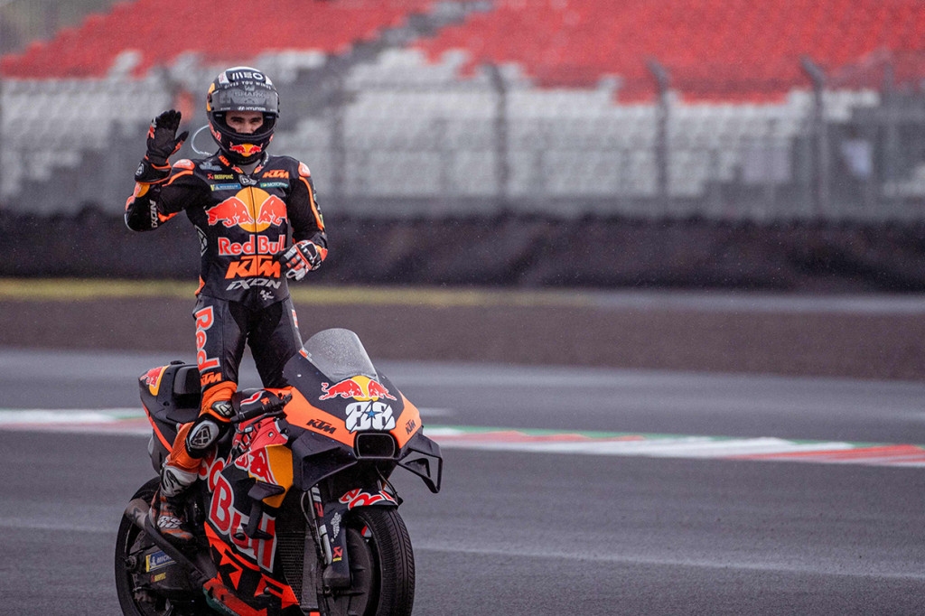 Pebalap Red Bull KTM, Miguel Oliveira, sukses menjadi yang tercepat pada balapan MotoGP Mandalika atau MotoGP Indonesia 2022.