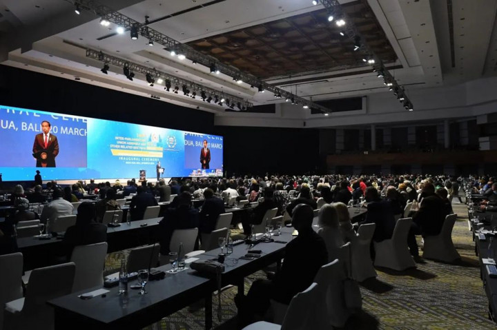 Jokowi mengajak negara-negara maju untuk memberi solusi dalam hal pendanaan, investasi dan transfer teknologi. Sehingga, transisi energi bisa berjalan dengan baik ke depan.