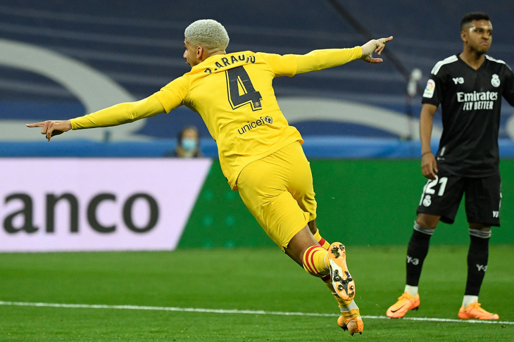 Ronald Araujo melakukan selebrasi usai mencetak gol ke gawang Real Madrid.