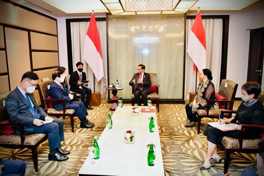 Salah satu hal yang disinggung Presiden Jokowi dalam pertemuan tersebut ialah komitmen investasi Korea Selatan di industri mobil listrik dan ekosistemnya.
