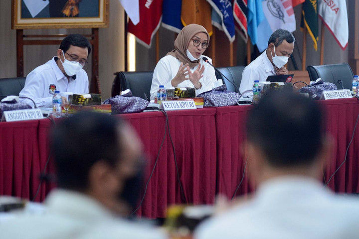 Komisioner Komisi Pemilihan Umum (KPU) Evi Novida Ginting (tengah) didampingi dua komisioner Pramono Ubaid Tantowi (kanan) dan I Dewa Kande Wiarsa Raka Sandi menyampaikan paparan terkait rancangan peraturan di Gedung KPU, Imam Bonjol, Jakarta, Senin, 21 Maret 2022.
