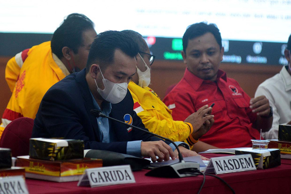 Dalam acara ini, turut hadir perwakilan dari kementerian terkait seperti Kemenkopolhukam, Kemendagri, hingga LSM pemantau pemilu dan perwakilan partai politik.