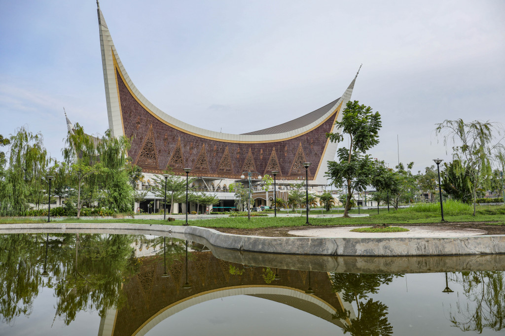 Adapun sosok penting dalam pembangunan Masjid Raya Sumatera Barat adalah Rizal Muslimin. Rizal merupakan pemenang sayembara desain Masjid Raya Sumatera Barat. Sayembara tersebut diikuti oleh 323 arsitek dari berbagai negara pada tahun 2007.
