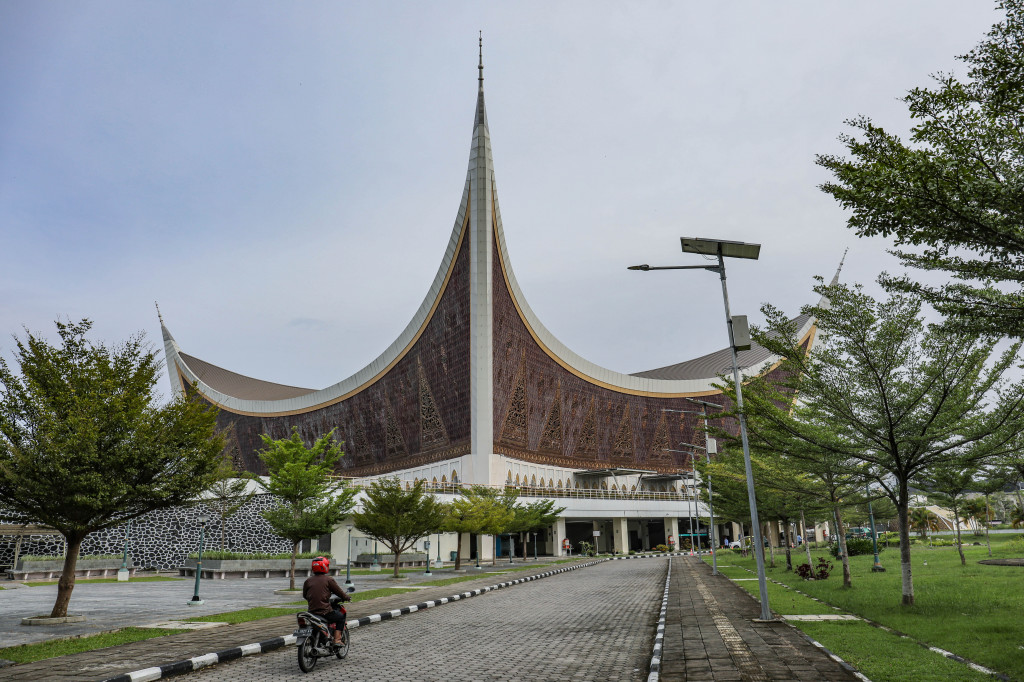 Suasana Masjid Raya Sumatera Barat, Senin, 21 Maret 2022.