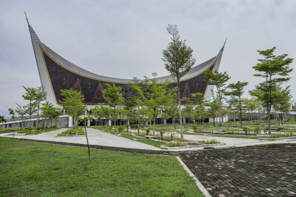 Abullatif Alfozan Award for Mosque Architecture didirikan pada 2011. Penghargaan ditargetkan pada aspek arsitektur, perkotaan, dan teknis masjid di seluruh dunia yang akan diberikan kepada desainer atau arsitek terkait.