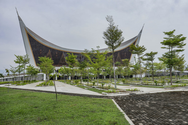 Abullatif Alfozan Award for Mosque Architecture didirikan pada 2011. Penghargaan ditargetkan pada aspek arsitektur, perkotaan, dan teknis masjid di seluruh dunia yang akan diberikan kepada desainer atau arsitek terkait.