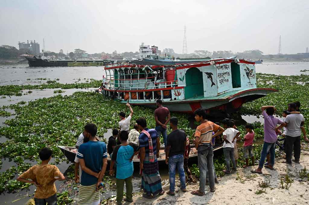 Sedikitnya enam orang meninggal dan puluhan lainnya diyakini hilang setelah sebuah kapal curah menabrak feri kecil di sungai dekat ibu kota Bangladesh pada Minggu, 20 Maret.