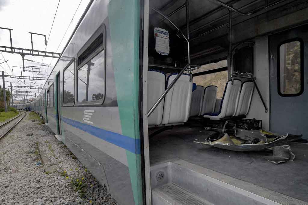 Tabrakan itu terjadi pada pukul 09:30 waktu setempat (0830 GMT) di daerah Jbel Jelloud, saat mendekati terminal di Tunis tengah. Seorang reporter AFP di lokasi melihat bagian depan salah satu kereta telah ringsek.