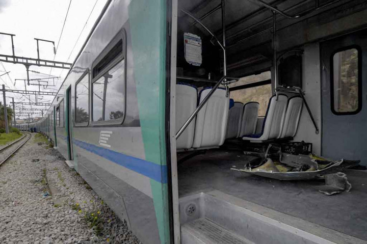 Tabrakan itu terjadi pada pukul 09:30 waktu setempat (0830 GMT) di daerah Jbel Jelloud, saat mendekati terminal di Tunis tengah. Seorang reporter AFP di lokasi melihat bagian depan salah satu kereta telah ringsek.
