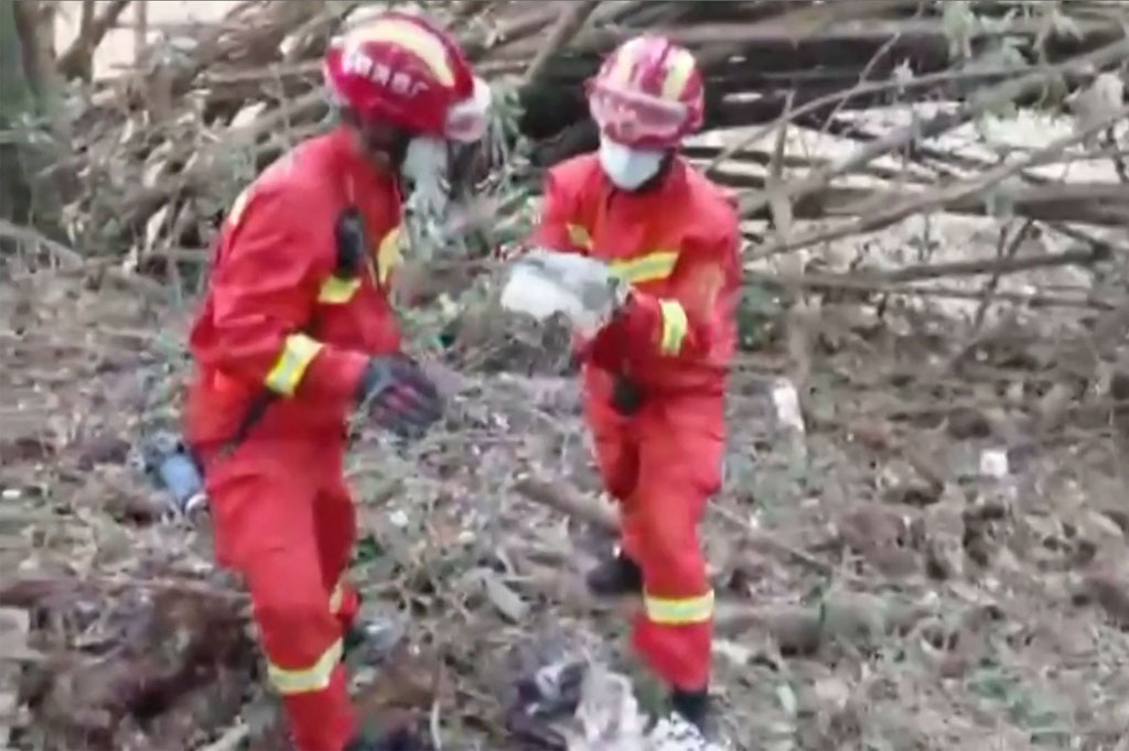 China Eastern Airlines Boeing 737 tengah terbang dari Kunming ke Guangzhou ketika jatuh di dekat Kota Wuzhou di Kabupaten Teng, Provinsi Guangxi. Pesawat itu pun terbakar hebat. Dikhawatirkan tidak ada yang selamat dalam peristiwa itu. Namun, jumlah korban jiwa dan penyebab jatuhnya pesawat belum diketahui.