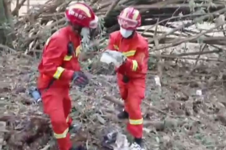 China Eastern Airlines Boeing 737 tengah terbang dari Kunming ke Guangzhou ketika jatuh di dekat Kota Wuzhou di Kabupaten Teng, Provinsi Guangxi. Pesawat itu pun terbakar hebat. Dikhawatirkan tidak ada yang selamat dalam peristiwa itu. Namun, jumlah korban jiwa dan penyebab jatuhnya pesawat belum diketahui.