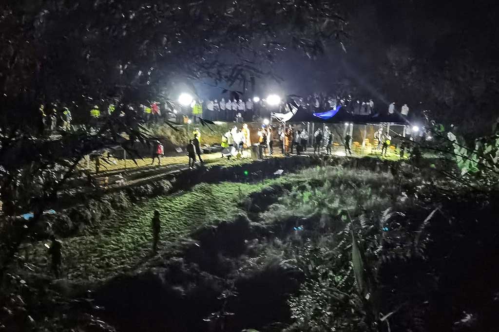 Lebih dari 600 responden darurat dikatakan berada di lokasi kecelakaan. Petugas pemadam kebakaran mencapai tempat kejadian terlebih dahulu dan berhasil memadam kan api di perbukitan yang dipicu oleh kecelakaan itu.