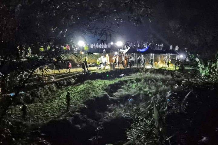 Lebih dari 600 responden darurat dikatakan berada di lokasi kecelakaan. Petugas pemadam kebakaran mencapai tempat kejadian terlebih dahulu dan berhasil memadam kan api di perbukitan yang dipicu oleh kecelakaan itu.